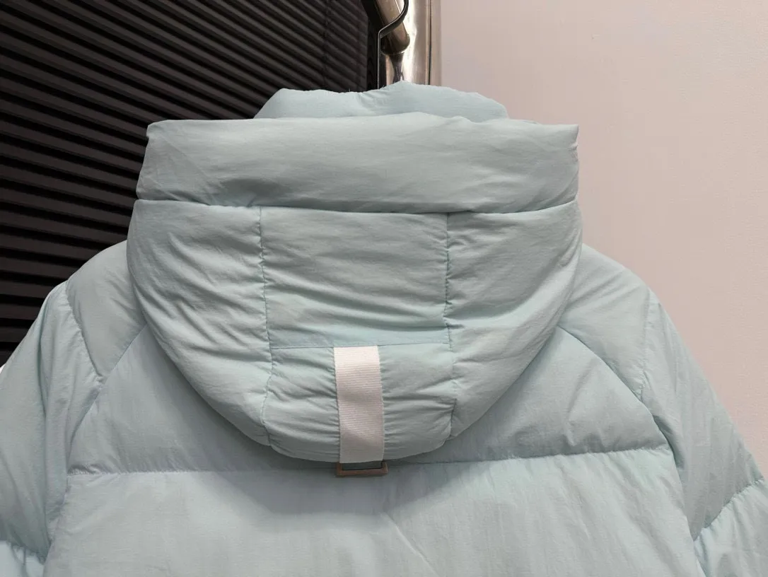 P780 【𝗖𝗔𝗡𝗔𝗗𝗔 𝗚𝗢𝗢𝗦𝗘】Capsule Series Macaron White Label Fabric: Made of soft EnduraLuxe fabric imported from DuPont, CORDURA, USA, which enhances the durability of easy-to-wear parts, is lightweight and durable; the liner is made of 400T anti-velvet gallbladder, which is comfortable, soft and non-velvet. : Equipped with a detachable hood, which can be adjusted in two directions, and is also filled with down, which brings greater softness and wrapping around the head and neck, and is full of warmth. This parka features white trim on the back and sides, and the hardware locks are all original and custom-made to match the muted fabric color. Goose label: The official website’s new series of silicone material labels, non-embroidery labels. Length: Fit hip-length. Size: XS-L